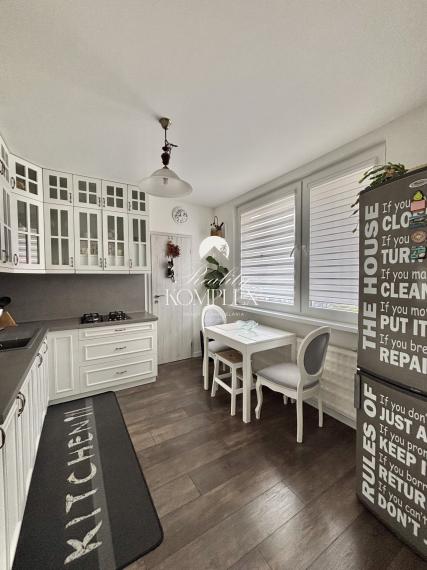 Exkluzívne iba u nás Vám Reality KOMPLEX s.r.o., ponúka na prenájom  zariadený, veľkoplošný dvojizbový  byt v atraktívnej lokalite mesta Komárno.