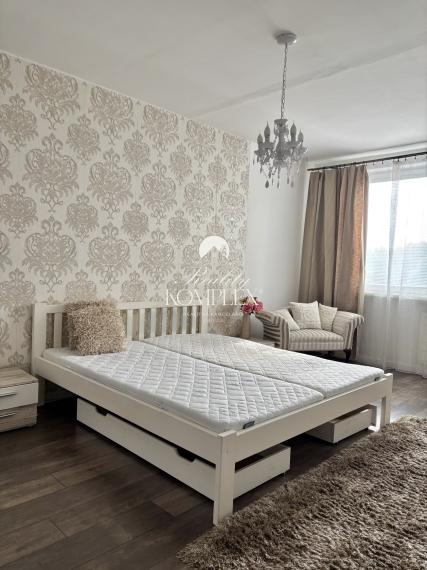 Exkluzívne iba u nás Vám Reality KOMPLEX s.r.o., ponúka na prenájom  zariadený, veľkoplošný dvojizbový  byt v atraktívnej lokalite mesta Komárno.