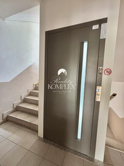 Exkluzívne iba u nás Vám Reality KOMPLEX s.r.o., ponúka na prenájom  zariadený, veľkoplošný dvojizbový  byt v atraktívnej lokalite mesta Komárno.