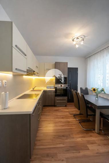 Reality KOMPLEX s.r.o. Vám  ponúka na predaj 3 izbový byt v meste Komárno.