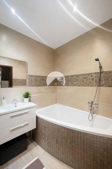 Reality KOMPLEX s.r.o. Vám  ponúka na predaj 3 izbový byt v meste Komárno.