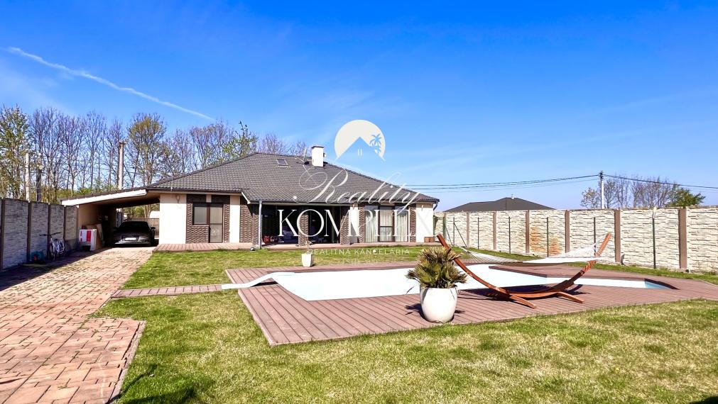 Reality KOMPLEX s.r.o. ponúka na PREDAJ EXKLUZÍVNY 4-IZBOVÝ RODINNÝ DOM S BAZÉNOM V GABČÍKOVE