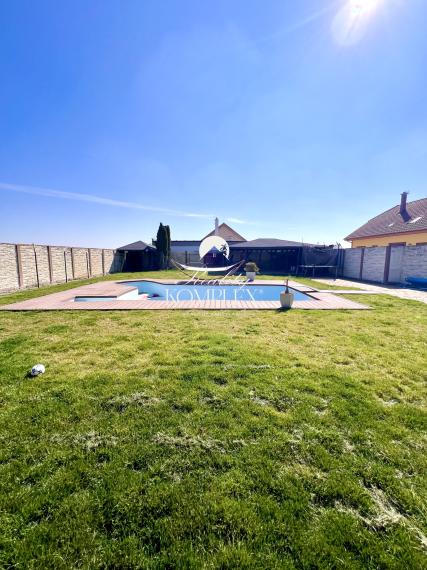 Reality KOMPLEX s.r.o. ponúka na PREDAJ EXKLUZÍVNY 4-IZBOVÝ RODINNÝ DOM S BAZÉNOM V GABČÍKOVE