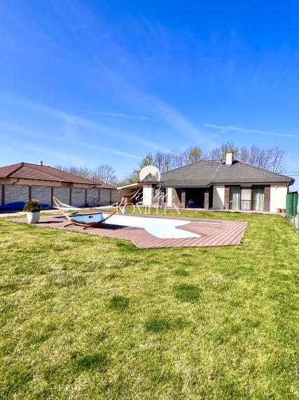 Reality KOMPLEX s.r.o. ponúka na PREDAJ EXKLUZÍVNY 4-IZBOVÝ RODINNÝ DOM S BAZÉNOM V GABČÍKOVE