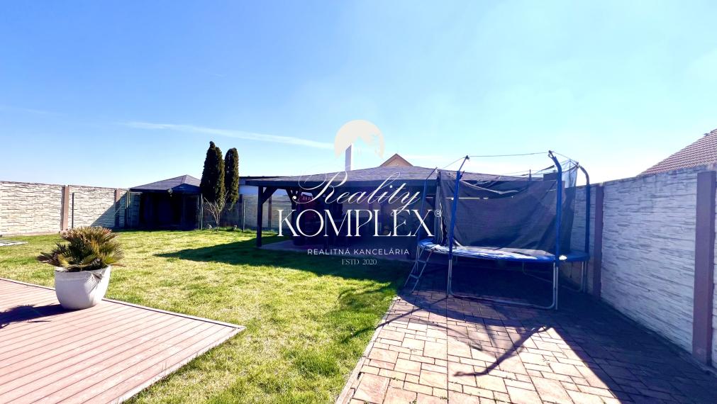 Reality KOMPLEX s.r.o. ponúka na PREDAJ EXKLUZÍVNY 4-IZBOVÝ RODINNÝ DOM S BAZÉNOM V GABČÍKOVE