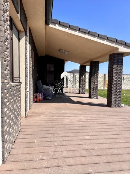 Reality KOMPLEX s.r.o. ponúka na PREDAJ EXKLUZÍVNY 4-IZBOVÝ RODINNÝ DOM S BAZÉNOM V GABČÍKOVE