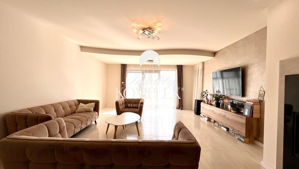 Reality KOMPLEX s.r.o. ponúka na PREDAJ EXKLUZÍVNY 4-IZBOVÝ RODINNÝ DOM S BAZÉNOM V GABČÍKOVE