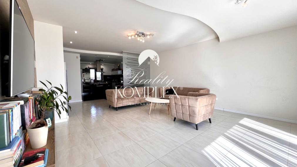 Reality KOMPLEX s.r.o. ponúka na PREDAJ EXKLUZÍVNY 4-IZBOVÝ RODINNÝ DOM S BAZÉNOM V GABČÍKOVE