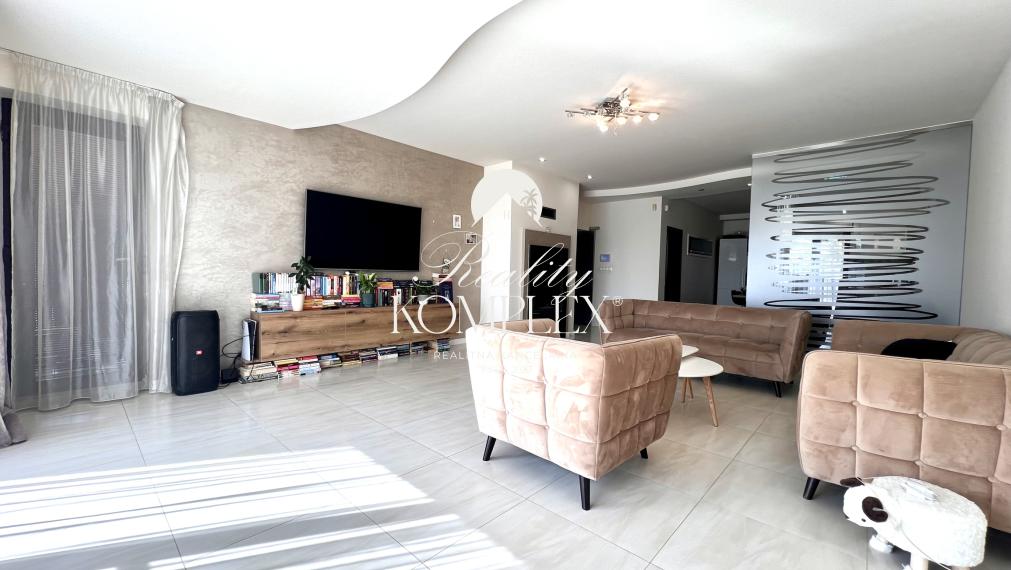 Reality KOMPLEX s.r.o. ponúka na PREDAJ EXKLUZÍVNY 4-IZBOVÝ RODINNÝ DOM S BAZÉNOM V GABČÍKOVE