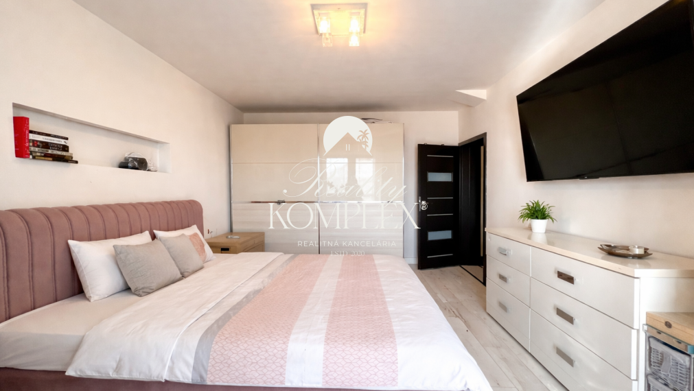 Reality KOMPLEX s.r.o. ponúka na PREDAJ EXKLUZÍVNY 4-IZBOVÝ RODINNÝ DOM S BAZÉNOM V GABČÍKOVE