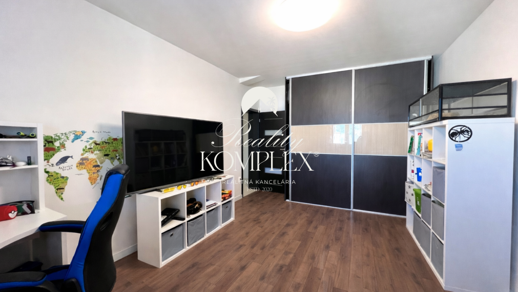 Reality KOMPLEX s.r.o. ponúka na PREDAJ EXKLUZÍVNY 4-IZBOVÝ RODINNÝ DOM S BAZÉNOM V GABČÍKOVE