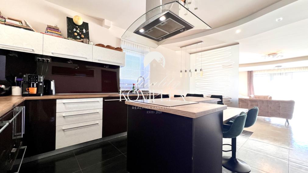 Reality KOMPLEX s.r.o. ponúka na PREDAJ EXKLUZÍVNY 4-IZBOVÝ RODINNÝ DOM S BAZÉNOM V GABČÍKOVE