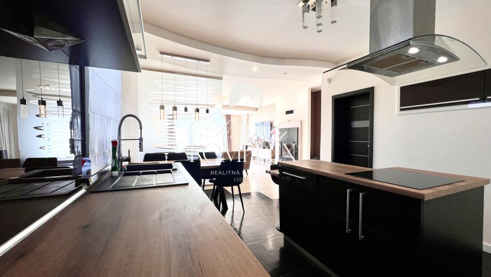 Reality KOMPLEX s.r.o. ponúka na PREDAJ EXKLUZÍVNY 4-IZBOVÝ RODINNÝ DOM S BAZÉNOM V GABČÍKOVE