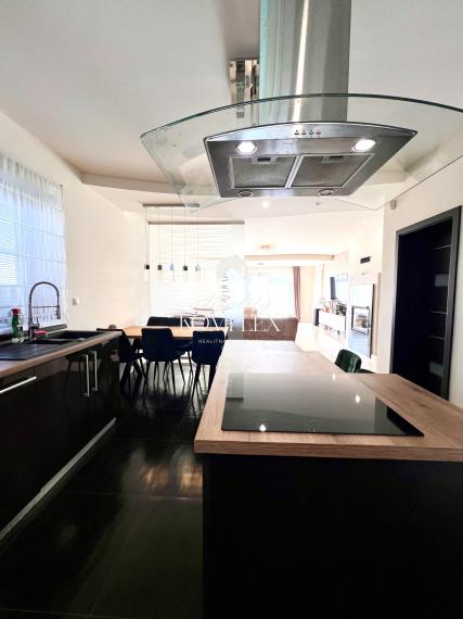 Reality KOMPLEX s.r.o. ponúka na PREDAJ EXKLUZÍVNY 4-IZBOVÝ RODINNÝ DOM S BAZÉNOM V GABČÍKOVE