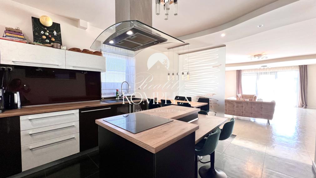 Reality KOMPLEX s.r.o. ponúka na PREDAJ EXKLUZÍVNY 4-IZBOVÝ RODINNÝ DOM S BAZÉNOM V GABČÍKOVE