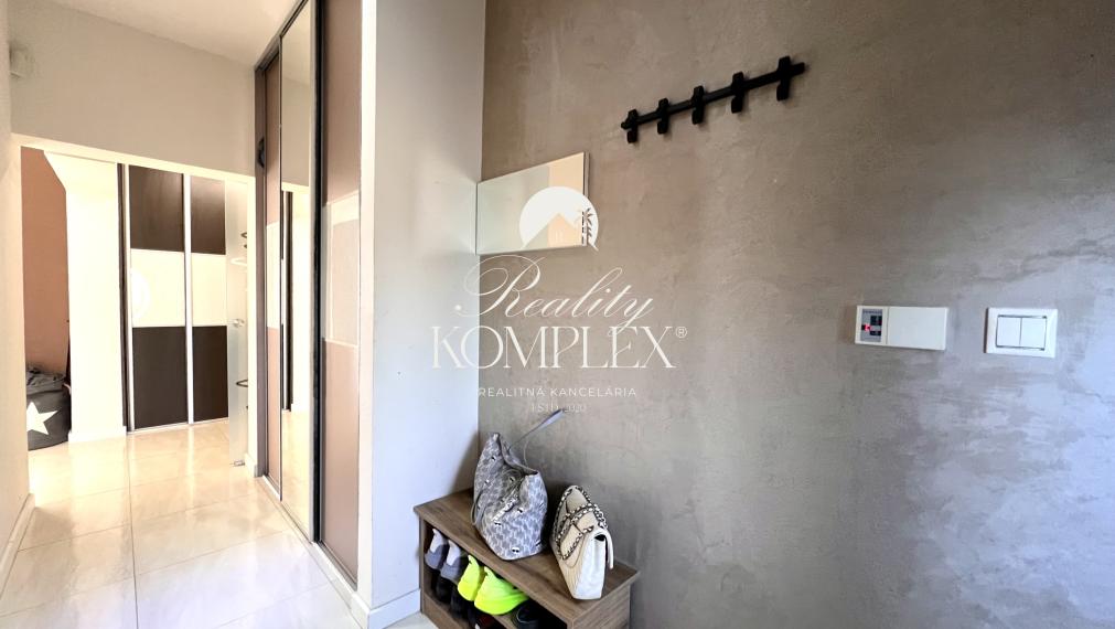 Reality KOMPLEX s.r.o. ponúka na PREDAJ EXKLUZÍVNY 4-IZBOVÝ RODINNÝ DOM S BAZÉNOM V GABČÍKOVE