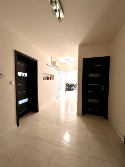 Reality KOMPLEX s.r.o. ponúka na PREDAJ EXKLUZÍVNY 4-IZBOVÝ RODINNÝ DOM S BAZÉNOM V GABČÍKOVE