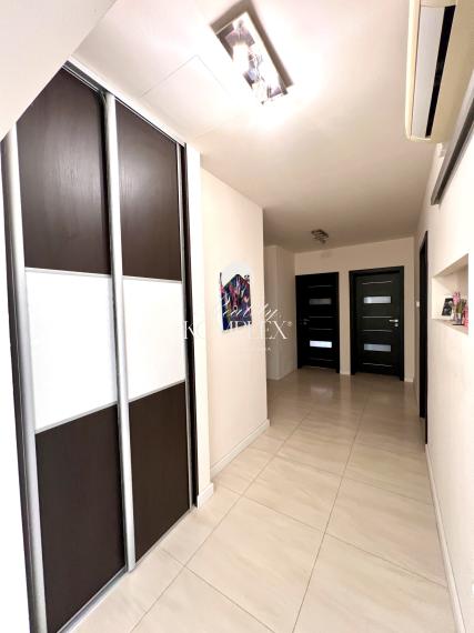 Reality KOMPLEX s.r.o. ponúka na PREDAJ EXKLUZÍVNY 4-IZBOVÝ RODINNÝ DOM S BAZÉNOM V GABČÍKOVE