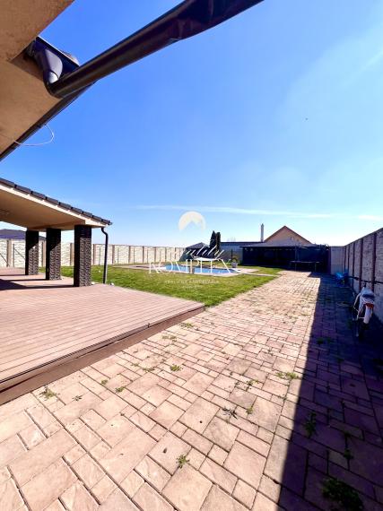 Reality KOMPLEX s.r.o. ponúka na PREDAJ EXKLUZÍVNY 4-IZBOVÝ RODINNÝ DOM S BAZÉNOM V GABČÍKOVE