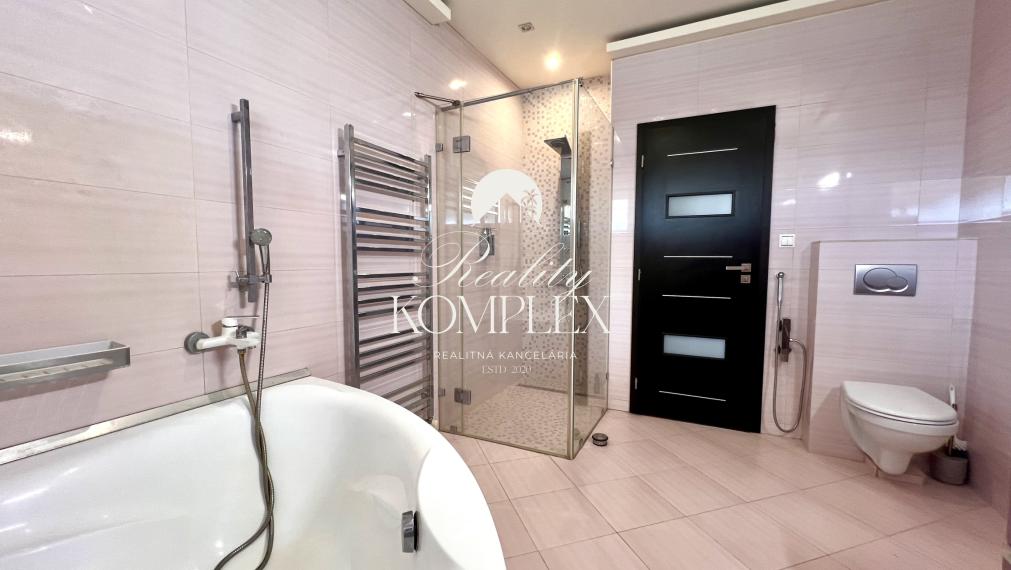 Reality KOMPLEX s.r.o. ponúka na PREDAJ EXKLUZÍVNY 4-IZBOVÝ RODINNÝ DOM S BAZÉNOM V GABČÍKOVE