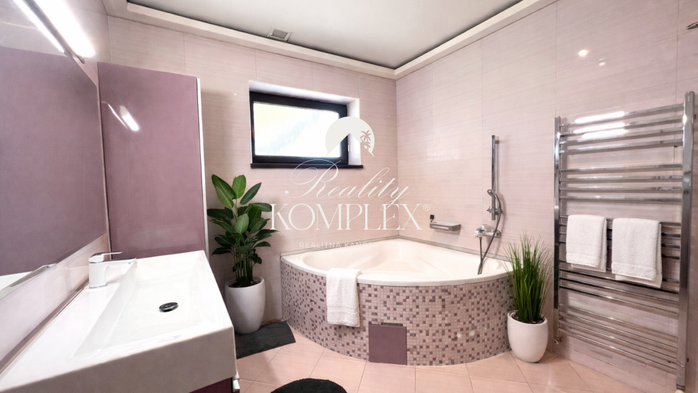 Reality KOMPLEX s.r.o. ponúka na PREDAJ EXKLUZÍVNY 4-IZBOVÝ RODINNÝ DOM S BAZÉNOM V GABČÍKOVE