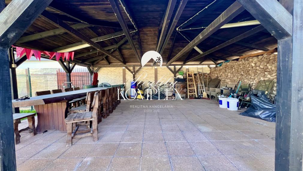 Reality KOMPLEX s.r.o. ponúka na PREDAJ EXKLUZÍVNY 4-IZBOVÝ RODINNÝ DOM S BAZÉNOM V GABČÍKOVE