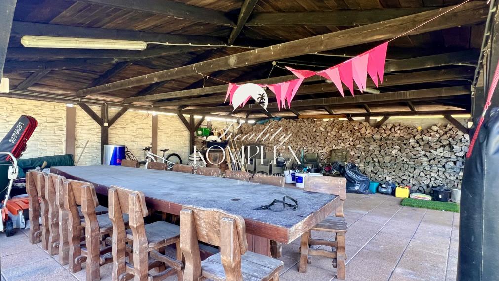 Reality KOMPLEX s.r.o. ponúka na PREDAJ EXKLUZÍVNY 4-IZBOVÝ RODINNÝ DOM S BAZÉNOM V GABČÍKOVE