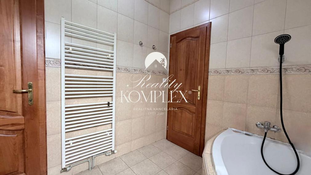 Reality KOMPLEX s.r.o Vám ponúka EXKLÚZIVNE na predaj byt vo Veľkom Mederi