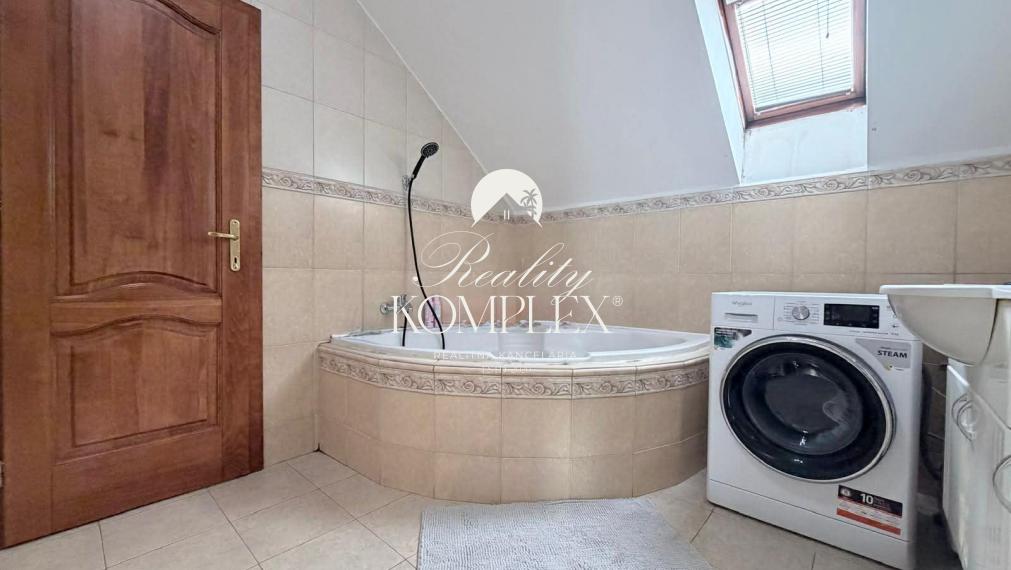 Reality KOMPLEX s.r.o Vám ponúka EXKLÚZIVNE na predaj byt vo Veľkom Mederi