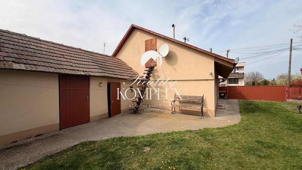 Reality KOMPLEX s.r.o Vám ponúka EXKLUZÍVNE ponúka na predaj rodinný dom v obci Zemianska Olča