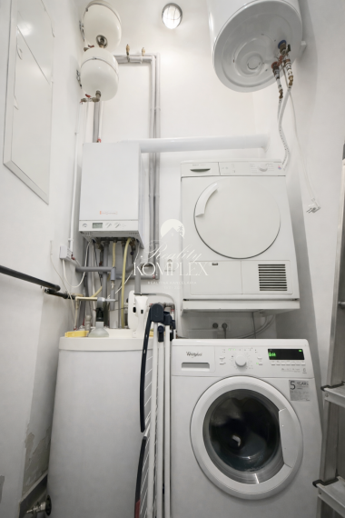 Reality KOMPLEX s.r.o. Vám ponúka na predaj jedinečný 3-izbový meštiansky byt, ktorý sa nachádza priamo v historickom centre mesta Komárno na ulici Pohraničná.