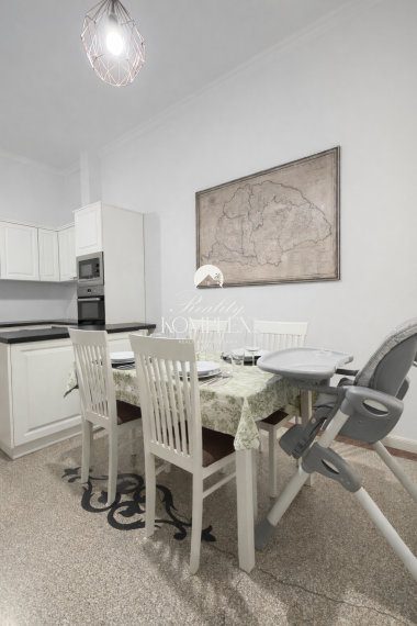 Reality KOMPLEX s.r.o. Vám ponúka na predaj jedinečný 3-izbový meštiansky byt, ktorý sa nachádza priamo v historickom centre mesta Komárno na ulici Pohraničná.