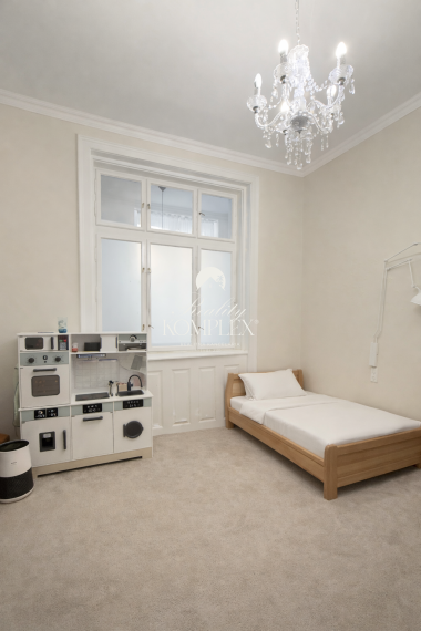 Reality KOMPLEX s.r.o. Vám ponúka na predaj jedinečný 3-izbový meštiansky byt, ktorý sa nachádza priamo v historickom centre mesta Komárno na ulici Pohraničná.