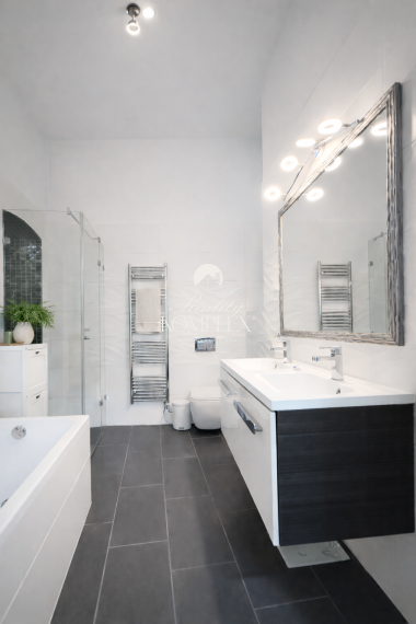 Reality KOMPLEX s.r.o. Vám ponúka na predaj jedinečný 3-izbový meštiansky byt, ktorý sa nachádza priamo v historickom centre mesta Komárno na ulici Pohraničná.