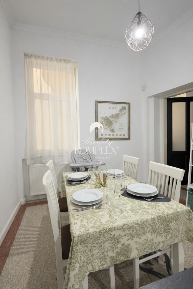 Reality KOMPLEX s.r.o. Vám ponúka na predaj jedinečný 3-izbový meštiansky byt, ktorý sa nachádza priamo v historickom centre mesta Komárno na ulici Pohraničná.