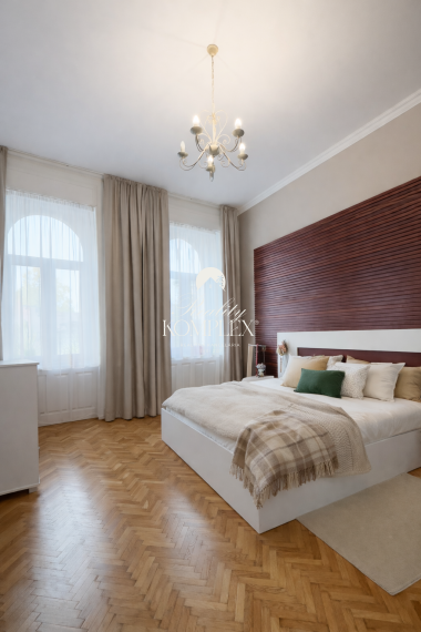 Reality KOMPLEX s.r.o. Vám ponúka na predaj jedinečný 3-izbový meštiansky byt, ktorý sa nachádza priamo v historickom centre mesta Komárno na ulici Pohraničná.