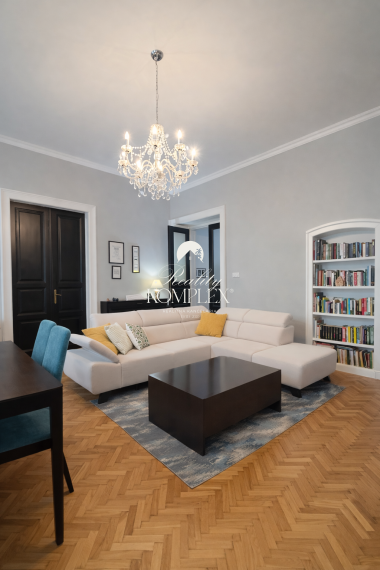 Reality KOMPLEX s.r.o. Vám ponúka na predaj jedinečný 3-izbový meštiansky byt, ktorý sa nachádza priamo v historickom centre mesta Komárno na ulici Pohraničná.