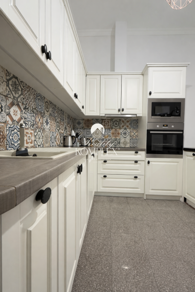 Reality KOMPLEX s.r.o. Vám ponúka na predaj jedinečný 3-izbový meštiansky byt, ktorý sa nachádza priamo v historickom centre mesta Komárno na ulici Pohraničná.