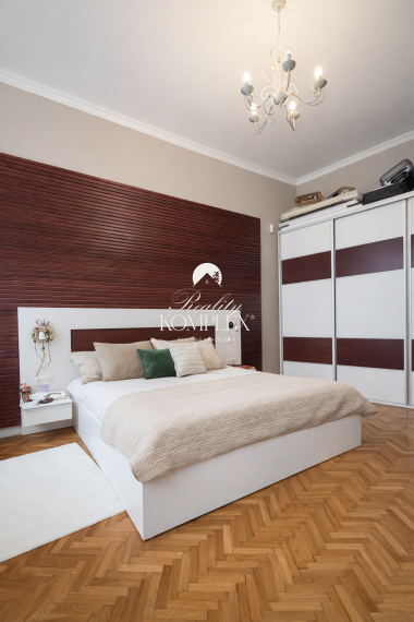 Reality KOMPLEX s.r.o. Vám ponúka na predaj jedinečný 3-izbový meštiansky byt, ktorý sa nachádza priamo v historickom centre mesta Komárno na ulici Pohraničná.