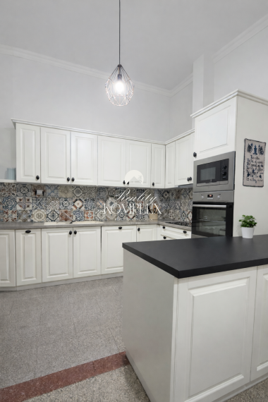 Reality KOMPLEX s.r.o. Vám ponúka na predaj jedinečný 3-izbový meštiansky byt, ktorý sa nachádza priamo v historickom centre mesta Komárno na ulici Pohraničná.