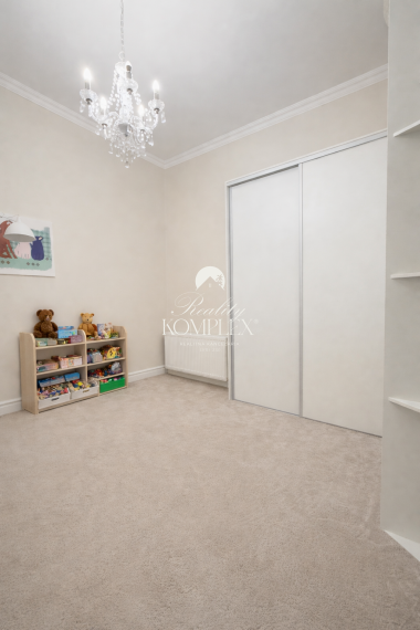 Reality KOMPLEX s.r.o. Vám ponúka na predaj jedinečný 3-izbový meštiansky byt, ktorý sa nachádza priamo v historickom centre mesta Komárno na ulici Pohraničná.