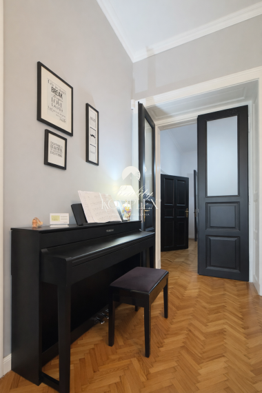 Reality KOMPLEX s.r.o. Vám ponúka na predaj jedinečný 3-izbový meštiansky byt, ktorý sa nachádza priamo v historickom centre mesta Komárno na ulici Pohraničná.