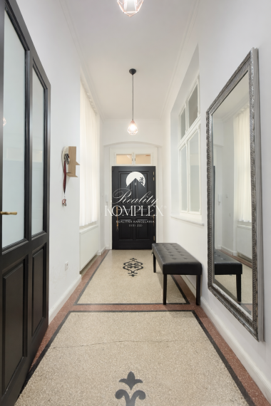 Reality KOMPLEX s.r.o. Vám ponúka na predaj jedinečný 3-izbový meštiansky byt, ktorý sa nachádza priamo v historickom centre mesta Komárno na ulici Pohraničná.