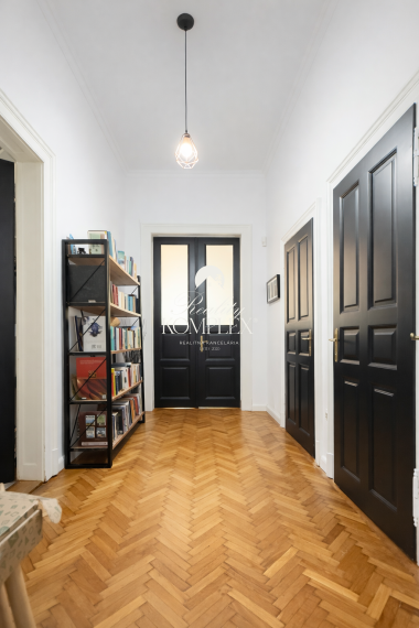 Reality KOMPLEX s.r.o. Vám ponúka na predaj jedinečný 3-izbový meštiansky byt, ktorý sa nachádza priamo v historickom centre mesta Komárno na ulici Pohraničná.