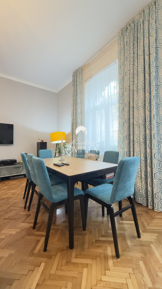 Reality KOMPLEX s.r.o. Vám ponúka na predaj jedinečný 3-izbový meštiansky byt, ktorý sa nachádza priamo v historickom centre mesta Komárno na ulici Pohraničná.