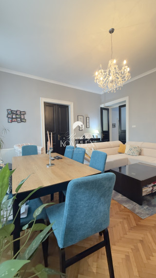 Reality KOMPLEX s.r.o. Vám ponúka na predaj jedinečný 3-izbový meštiansky byt, ktorý sa nachádza priamo v historickom centre mesta Komárno na ulici Pohraničná.