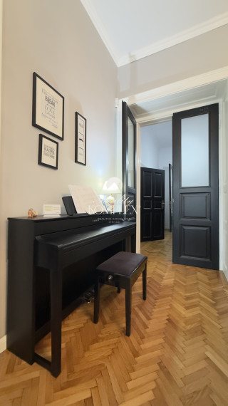 Reality KOMPLEX s.r.o. Vám ponúka na predaj jedinečný 3-izbový meštiansky byt, ktorý sa nachádza priamo v historickom centre mesta Komárno na ulici Pohraničná.