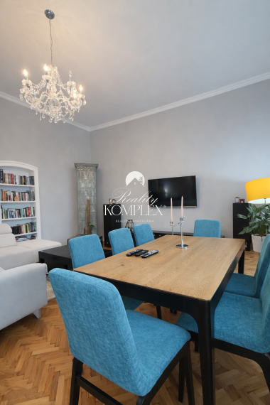 Reality KOMPLEX s.r.o. Vám ponúka na predaj jedinečný 3-izbový meštiansky byt, ktorý sa nachádza priamo v historickom centre mesta Komárno na ulici Pohraničná.