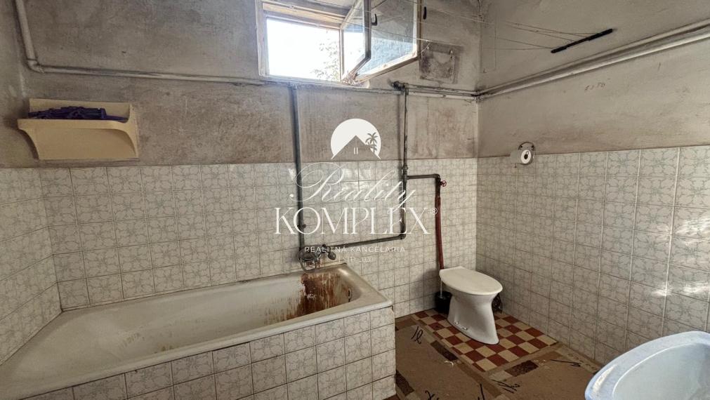 Reality KOMPLEX s.r.o., Vám EXKLUZÍVNE ponúka na predaj krásne miesto blízko Malého Dunaja v obci Veľký Ostrov