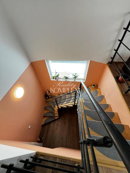 Reality KOMPLEX s.r.o. Vám  ponúka na predaj rodinný dom po kompletnej rekonštrukcii v pokojnej obci Čalovec